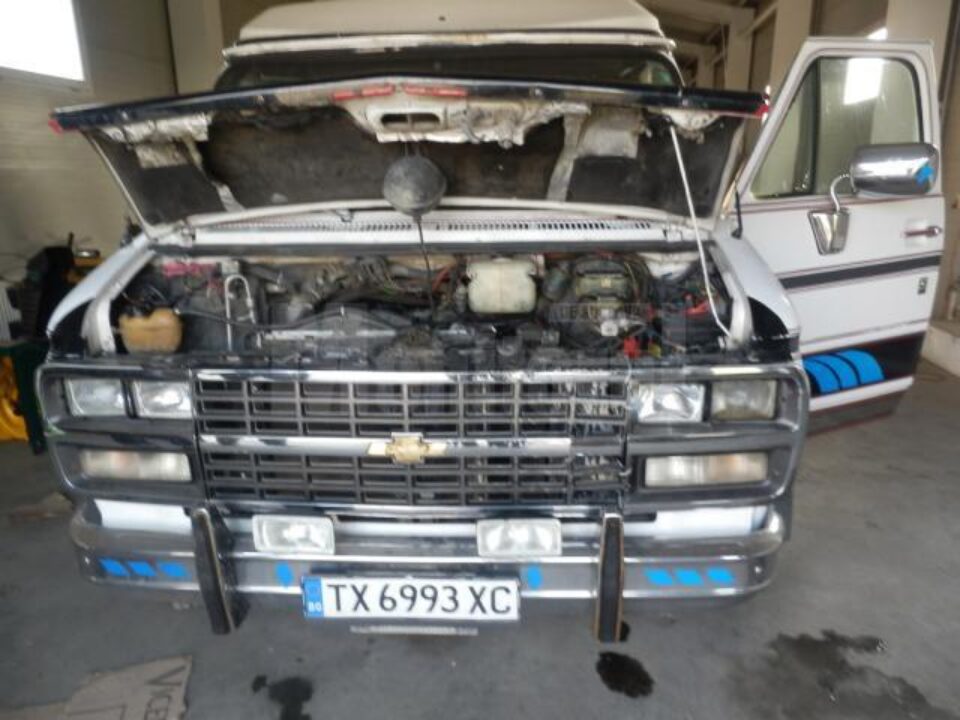La un control amănunțit efectuat de lucrătorii Biroului Vamal Siret s-a descoperit că mașina era modificată pentru a transporta carburant La un control amănunțit efectuat de lucrătorii Biroului Vamal Siret s-a descoperit că mașina era modificată pentru a transporta carburant