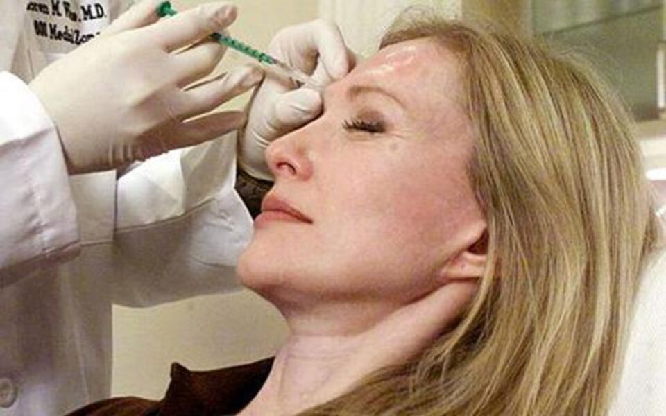 Injecțiile cu botox, folosite pentru a scăpa de riduri, pot atenua, de asemenea, durerile cauzate de cancer, artrită și migrene Foto: blog.aarp.org Injecțiile cu botox, folosite pentru a scăpa de riduri, pot atenua, de asemenea, durerile cauzate de cancer, artrită și migrene Foto: blog.aarp.org
