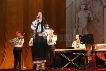 Orchestra de muzică populară a Colegiului de Artă a servit publicului o porție sănătoasă de bună dispoziție
