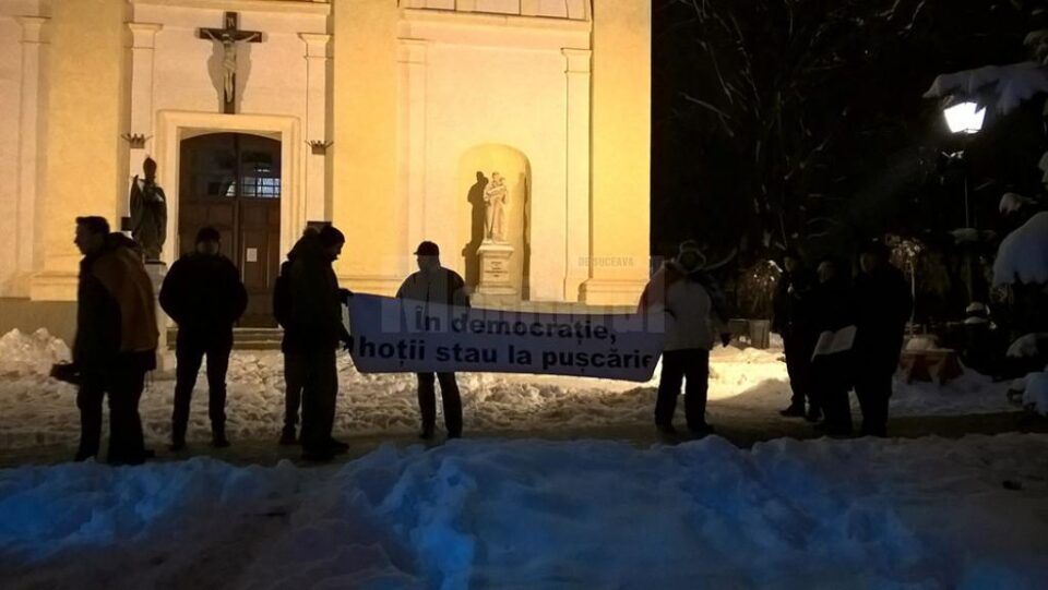 Puținii oameni care s-au adunat sâmbătă seara în fața Palatului Administrativ