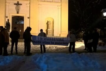 Puținii oameni care s-au adunat sâmbătă seara în fața Palatului Administrativ