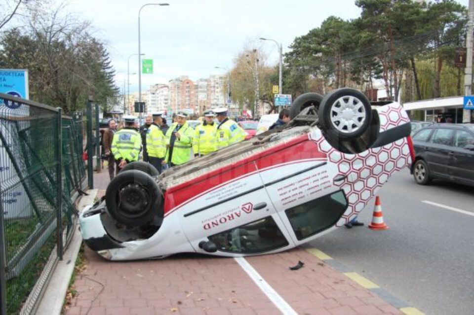 Autoturismul Dacia Logan a încălecat bordura, s-a lovit de gardul spitalului și s-a răsturnat pe trotuar Autoturismul Dacia Logan a încălecat bordura, s-a lovit de gardul spitalului și s-a răsturnat pe trotuar