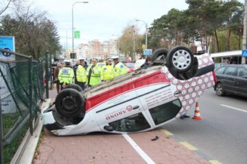 Autoturismul Dacia Logan a încălecat bordura, s-a lovit de gardul spitalului și s-a răsturnat pe trotuar