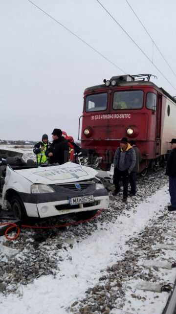 Un Logan al Poliției, făcut praf de trenul București – Suceava