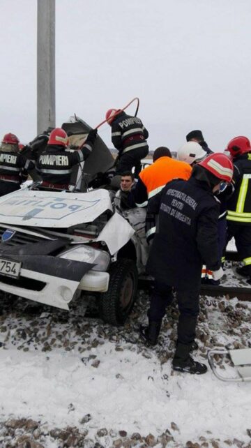 La fața locului au ajuns echipaje de la descarcerare și de la ambulanță, iar polițistul rănit a fost transportat la un spital din zonă