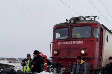 Trenul circula cu circa 75 km/h și a târât mașina pe o distanță de circa 150-200 de metri