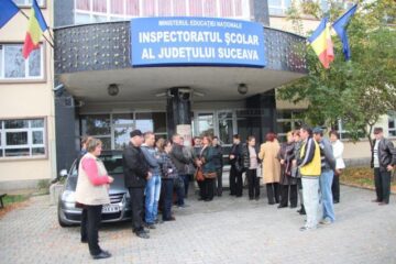 Circa 30 de profesori de la școlile din Herla și Slatina au pichetat Inspectoratului Școlar