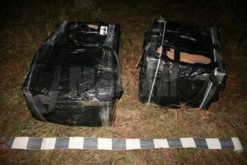 Trei autoturisme de teren și aproape 5.000 de pachete de țigări de contrabandă, reținute la Falcău