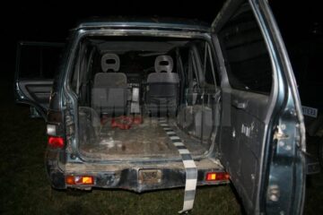 Trei autoturisme de teren și aproape 5.000 de pachete de țigări de contrabandă, reținute la Falcău