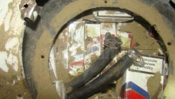 Trei autoturisme de teren și aproape 5.000 de pachete de țigări de contrabandă, reținute la Falcău
