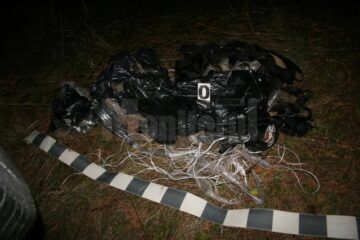 Trei autoturisme de teren și aproape 5.000 de pachete de țigări de contrabandă, reținute la Falcău