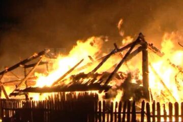Donații de 30.000 de lei după slujba de duminică, pentru refacerea unei case distruse de un incendiu