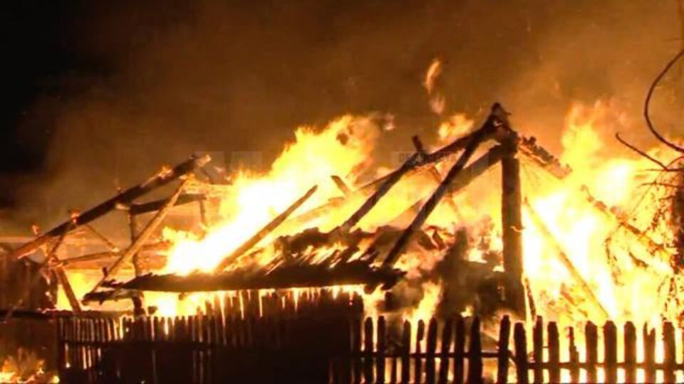 Donații de 30.000 de lei după slujba de duminică, pentru refacerea unei case distruse de un incendiu Donații de 30.000 de lei după slujba de duminică, pentru refacerea unei case distruse de un incendiu