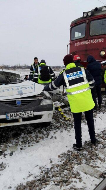 Un Logan al Poliției, făcut praf de trenul București – Suceava