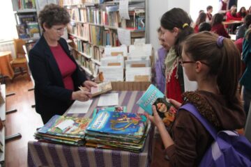 Sute de preșcolari și elevi din unități școlare vor putea beneficia din această lună de un fond de carte generos în limba engleză