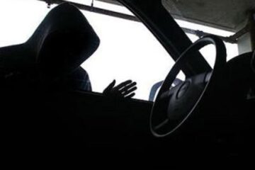 Mașina a fost furată în timpul nopții și, după ce a fost avariată, a fost abandonată pe o stradă din oraș