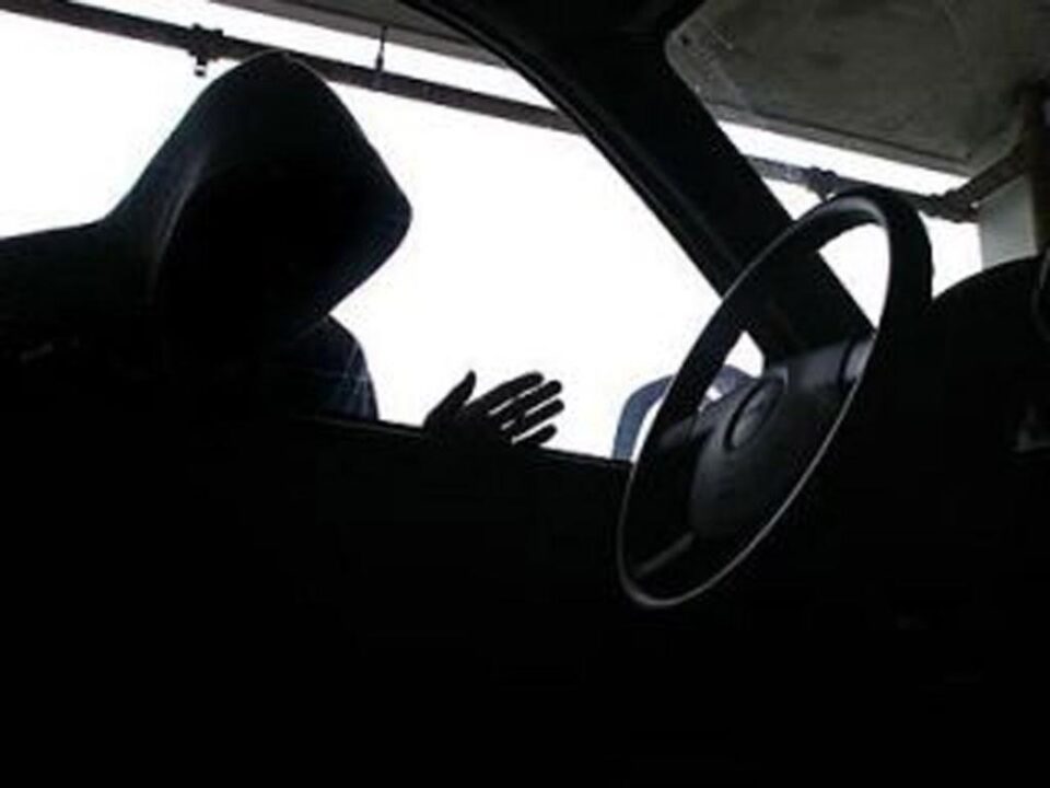 Mașina a fost furată în timpul nopții și, după ce a fost avariată, a fost abandonată pe o stradă din oraș Mașina a fost furată în timpul nopții și, după ce a fost avariată, a fost abandonată pe o stradă din oraș