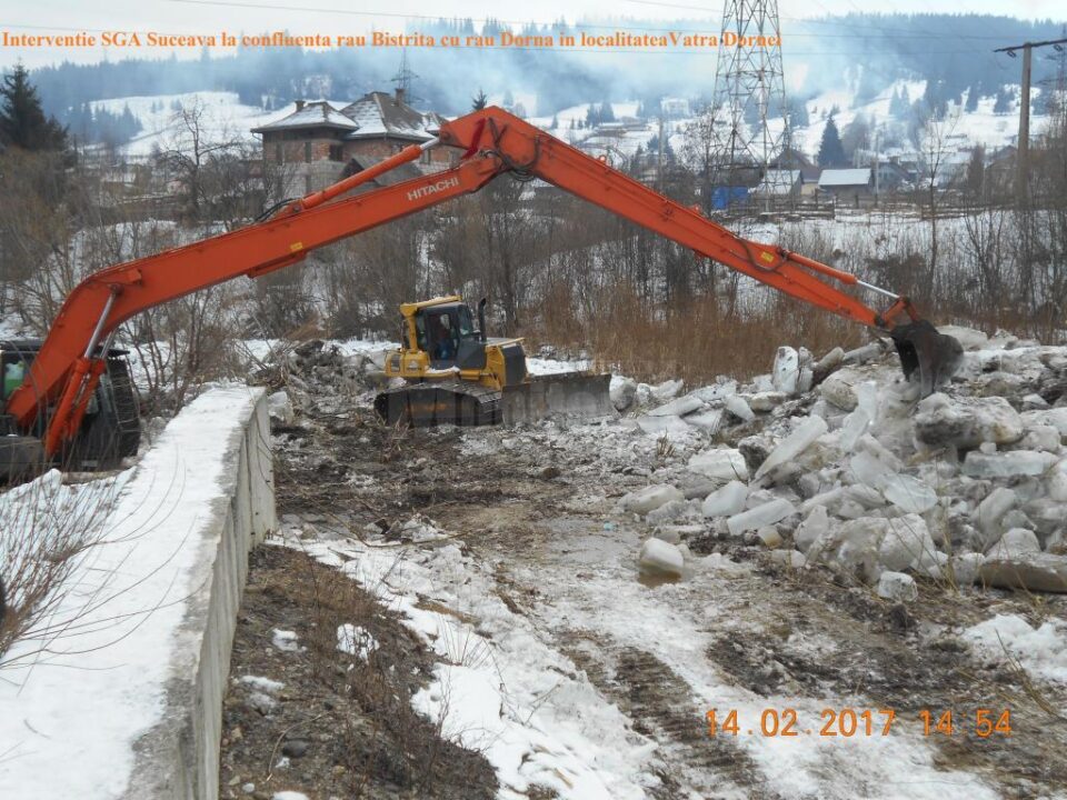 Echipe și utilaje de la ”Apele Române” intervin pentru degajarea confluenței râurilor Dorna și Bistrița Echipe și utilaje de la ”Apele Române” intervin pentru degajarea confluenței râurilor Dorna și Bistrița