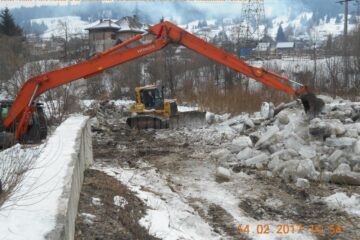 Echipe și utilaje de la ”Apele Române” intervin pentru degajarea confluenței râurilor Dorna și Bistrița