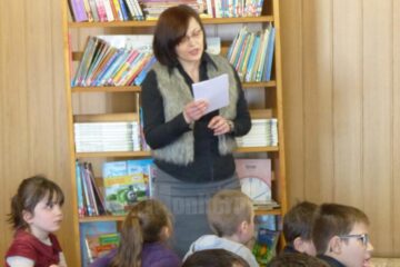 Elevii coordonați de prof. Iuliana Scutariu au pregătit câteva jocuri și exerciții în limba engleză pentru oaspeții care le-au oferit cărțile