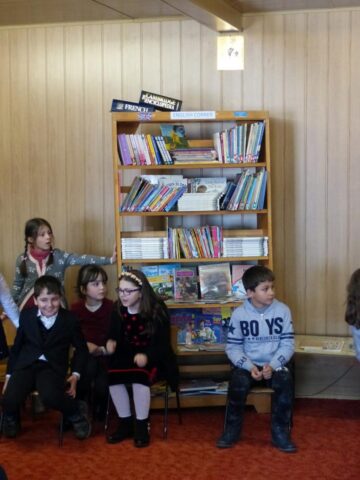 Din Londra la Suceava. Zeci de cărți în limba engleză au fost donate școlii din Herla