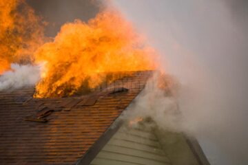 Acoperișul casei a fost distrus în urma incendiului puternic