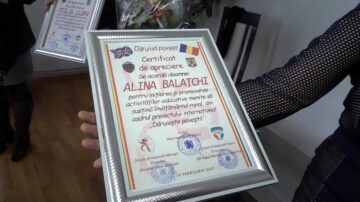 Din Londra la Suceava. Zeci de cărți în limba engleză au fost donate școlii din Herla