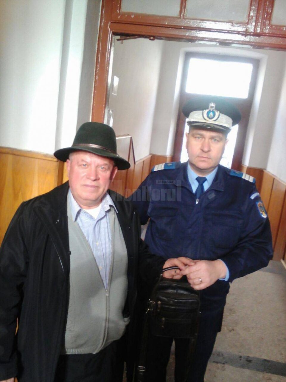 Borsetă găsită de un jandarm, returnată proprietarului