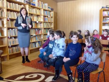 Din Londra la Suceava. Zeci de cărți în limba engleză au fost donate școlii din Herla