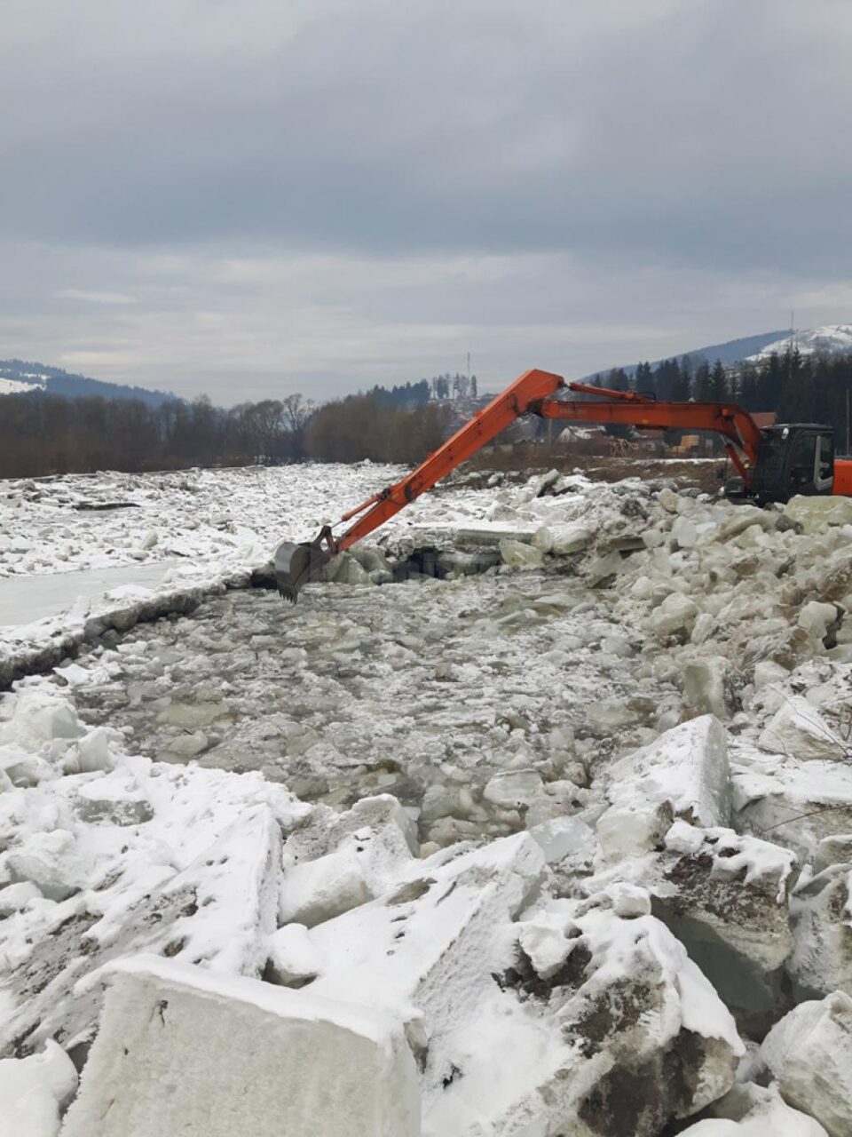 Utilaje speciale au fost mobilizate de SGA în lupta cu ghețurile din zona Vatra Dornei