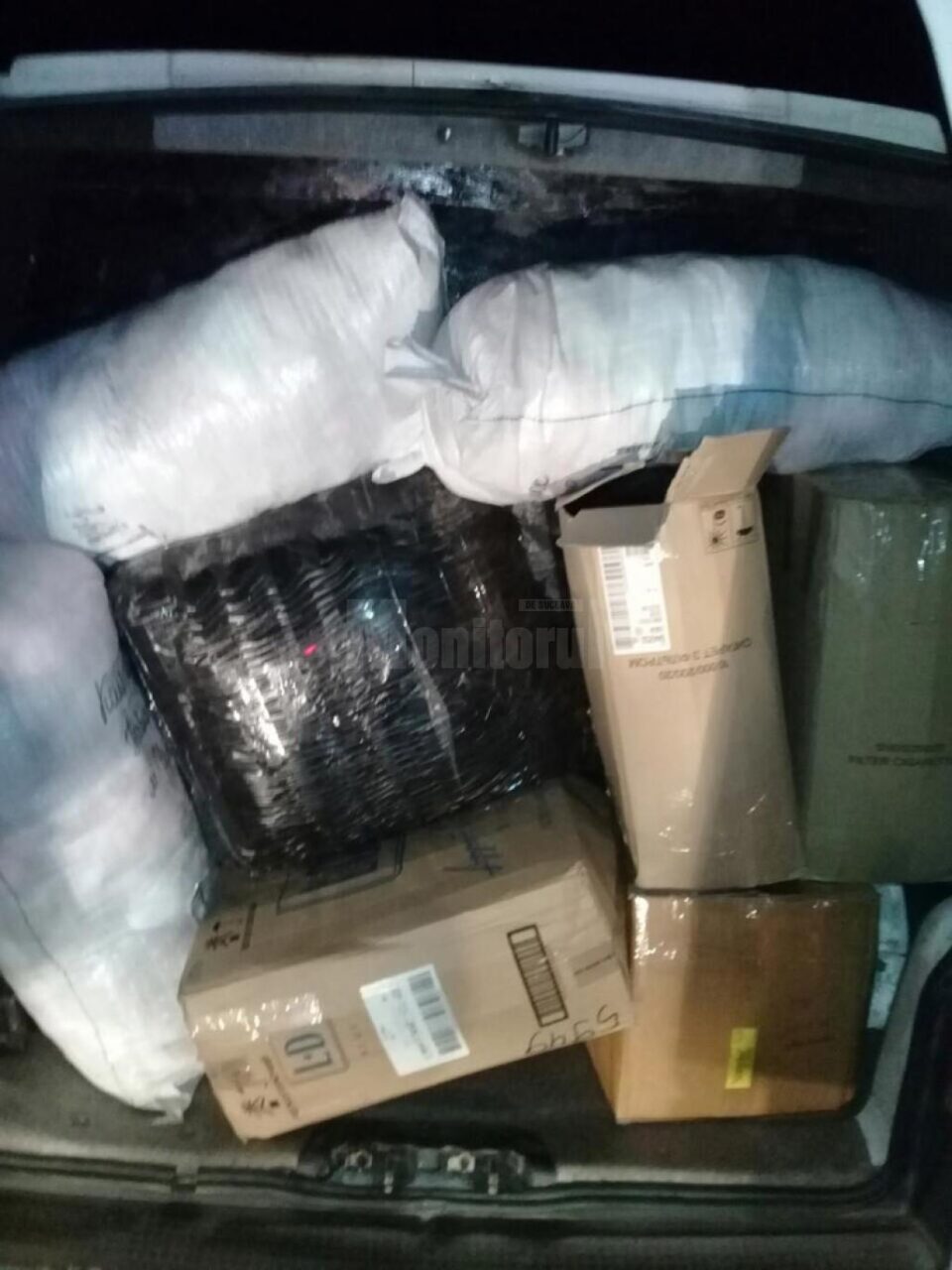 Autoturism de teren, confiscat după ce proprietarul a fost prins cu marfă de contrabandă Autoturism de teren, confiscat după ce proprietarul a fost prins cu marfă de contrabandă