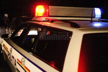 După 10 kilometri, cel urmărit a abandonat mașina în albia râului și a dispărut