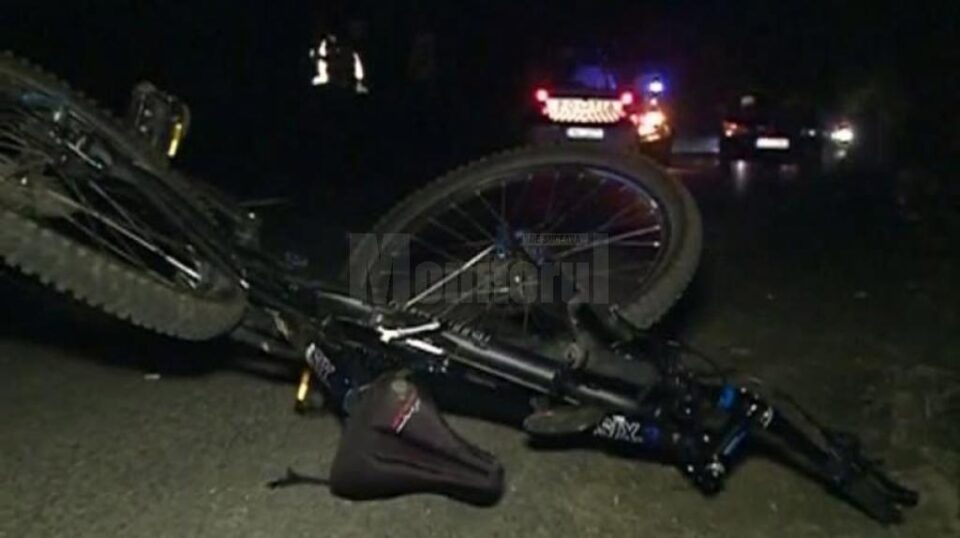 Bărbatul s-a aplecat după bicicletă, moment în care a fost izbit de un autoturism
