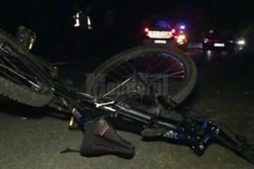 Bărbatul s-a aplecat după bicicletă, moment în care a fost izbit de un autoturism