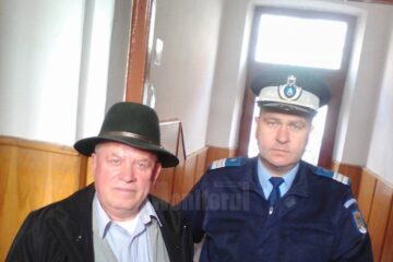 Gheorghe Boghean împreună cu subofițerul de jandarmi care a găsit borseta