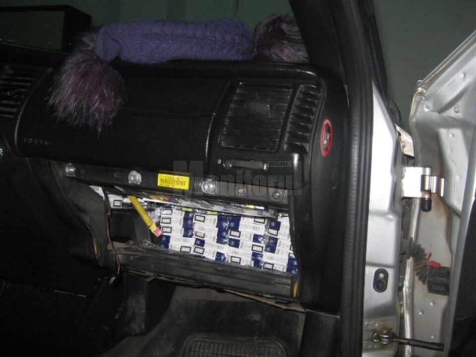 În interiorul dubei, sub bord, au fost identificate 175 de pachete cu țigări de contrabandă În interiorul dubei, sub bord, au fost identificate 175 de pachete cu țigări de contrabandă