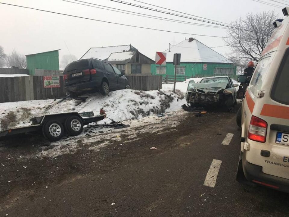 Două mașini, implicate într-un accident spectaculos la Boroaia