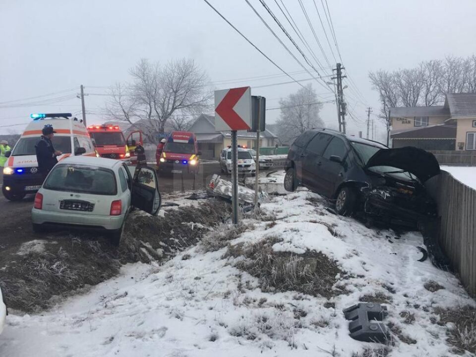 Două mașini, implicate într-un accident spectaculos la Boroaia