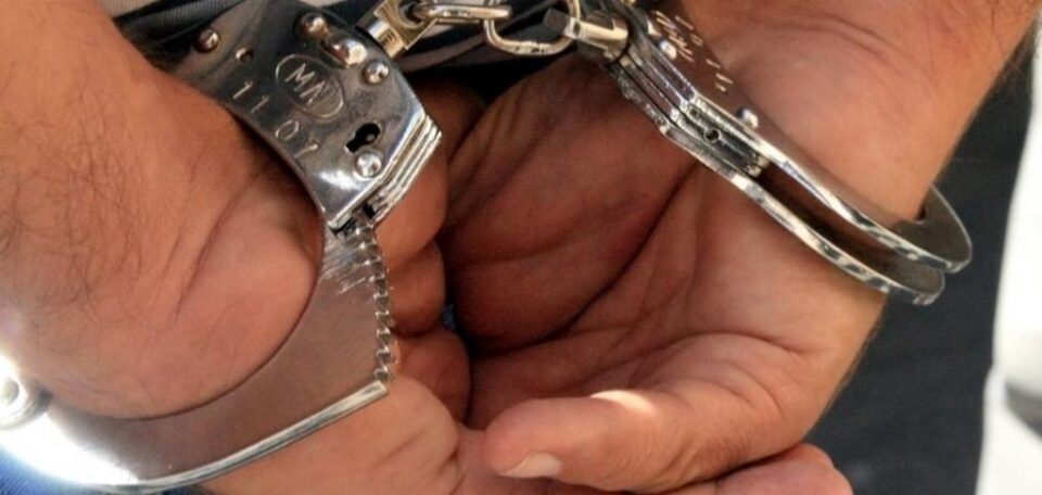 Încătușarea suspecților, o misiune foarte grea pentru polițiștii de la Vicovu de Sus