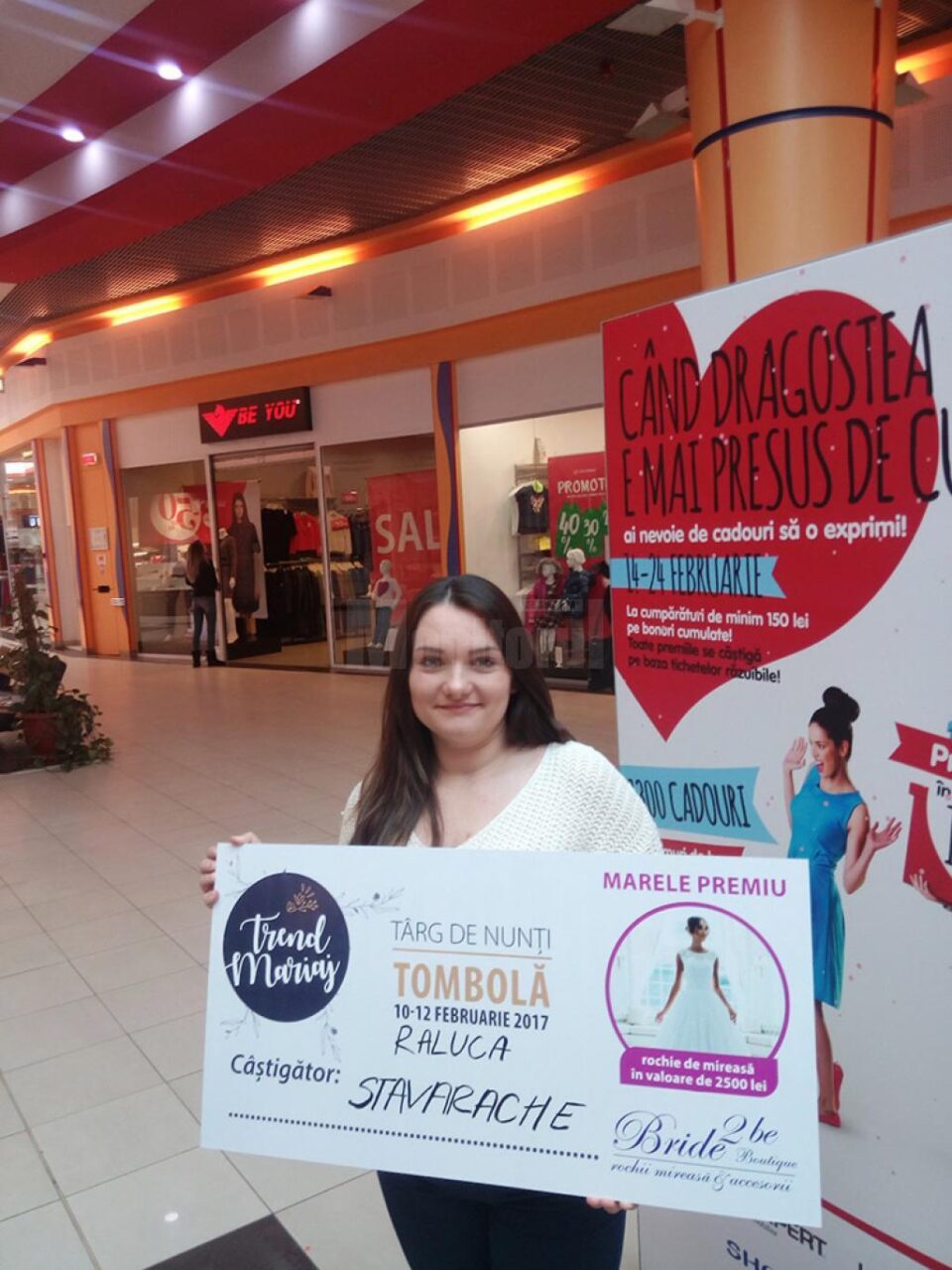 Raluca Stavarache, în vârstă de 21 ani, din Moara, este norocoasa care a câștigat marele premiul - o rochie de mireasă în valoare de 2500 lei oferită de Bride2be Boutique Raluca Stavarache, în vârstă de 21 ani, din Moara, este norocoasa care a câștigat marele premiul - o rochie de mireasă în valoare de 2500 lei oferită de Bride2be Boutique