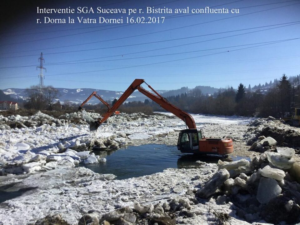 Aproape 8000 de metri cubi de gheață, excavați la Vatra Dornei, pentru a se asigura curgerea apei