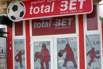 După ce a furat banii din sertarul casieriei, tânărul a reușit să iasă nestingherit pe ușa agenției și să dispară în noapte