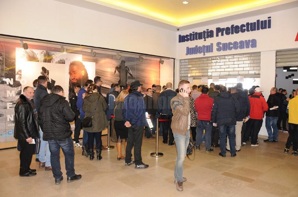 Numărul celor care depun actele pentru înmatriculare se ridică la 200-300 pe zi
