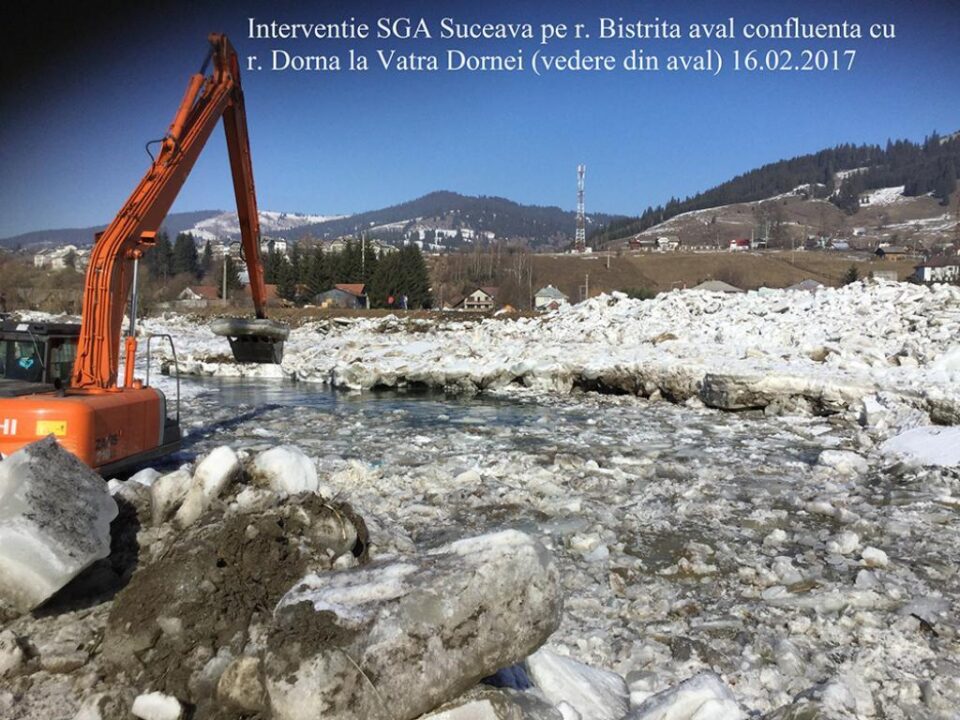 Aproape 8000 de metri cubi de gheață, excavați la Vatra Dornei, pentru a se asigura curgerea apei