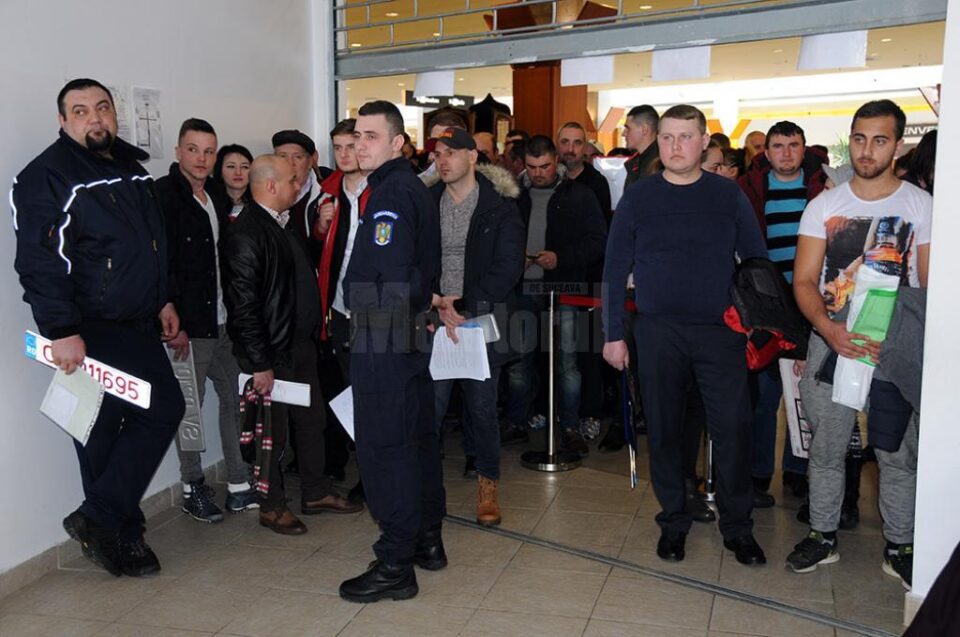 Jandarmii asigură ordinea și buna desfășurare la înscrierea pentru depunerea actelor de înmatriculare
