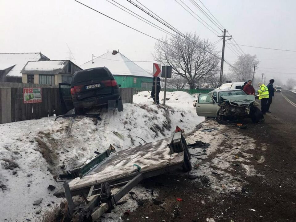 Trei răniți și două mașini distruse, în urma unui accident spectaculos produs la Boroaia