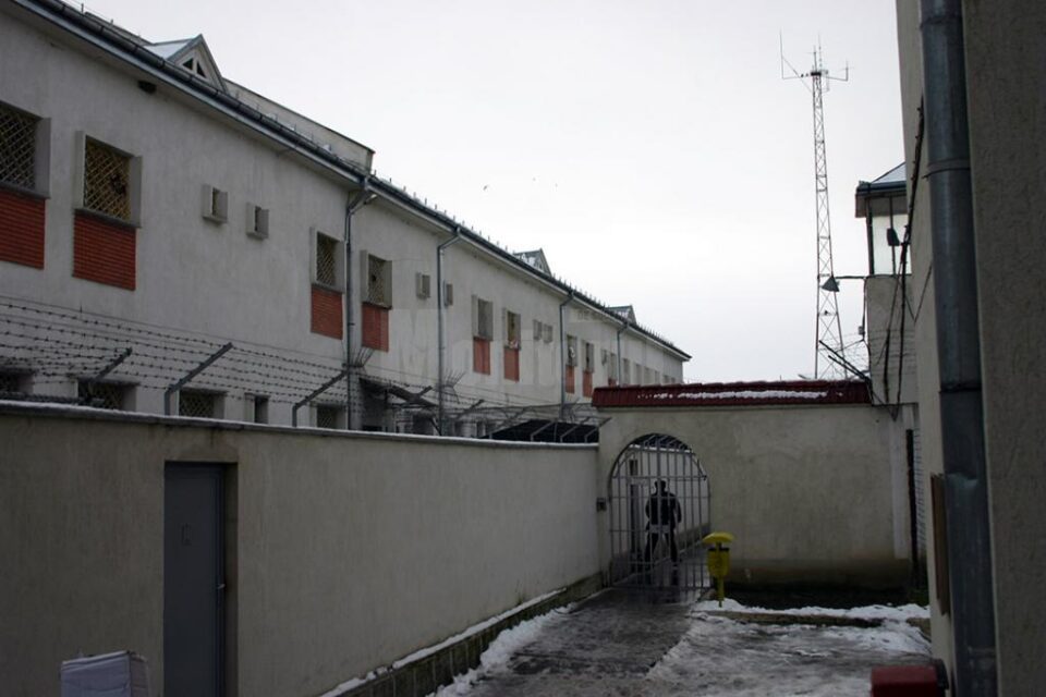 Tânărul era încarcerat la Penitenciarul Botoșani, unde avea de executat o pedeapsă de șapte ani