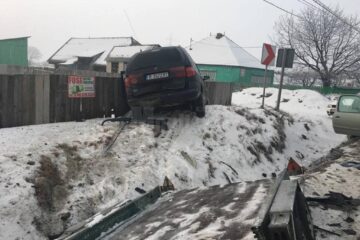 Mașina cu platformă condusă de tânăr