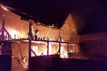 Casa familiei Belciug din satul Mihoveni, distrusă de incendiu