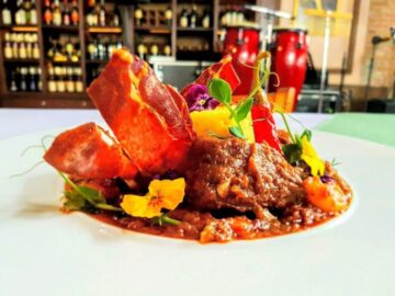 Concurenții de la „Chefi la cuțite” gătesc pentru suceveni, la restaurantul Centru Vechi
